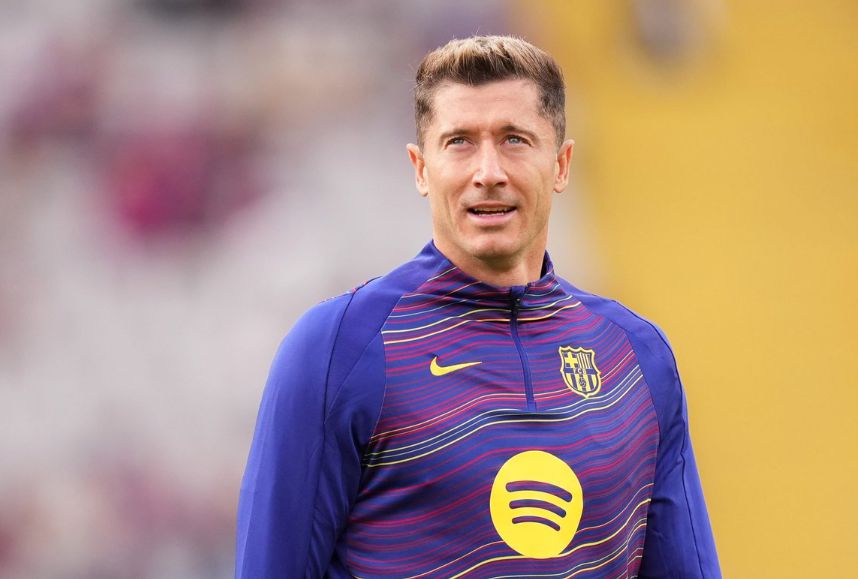 记者：莱万在等待巴萨的决定，在此之前他不会和其他球队谈判