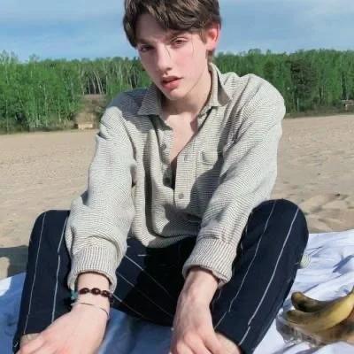 6686体育银牌作者Lloyd